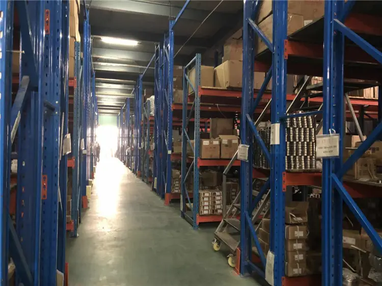High-capacity warehouse view
